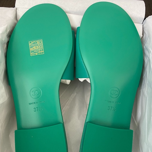 2023 CHANEL CHA NEL LOGO GREEN LEATHER FLAT SHOES SLIDES MULES 37.5 - Picture 16 of 16